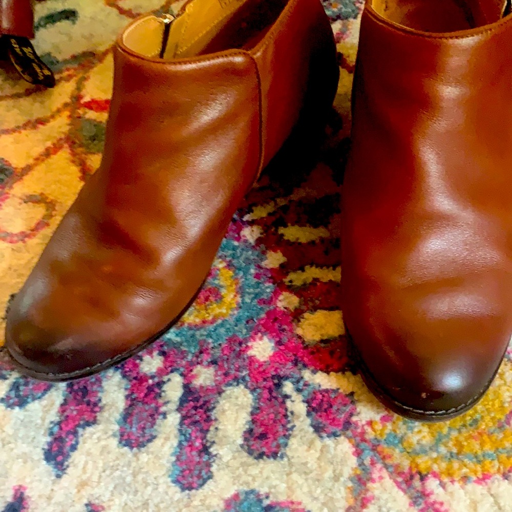 Vionic "Jolene" Zip Up Ankle Boot size 8